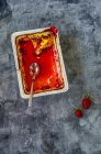 Gâteau maison au fromage aux fraises avec des fraises et de la menthe sur un fond sombre. vue de dessus. — Photo de stock