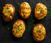 Frittelle di patate fatte in casa con formaggio ed erbe aromatiche — Foto stock
