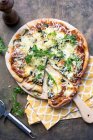 Primer plano de deliciosa pizza de tres quesos con cohete - foto de stock