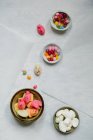 Bougies pour Pâques dans de petits bols sur fond blanc — Photo de stock