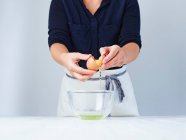 Cracking aprire un uovo — Foto stock