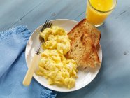 Breakfast with scrambled eggs and cheese — Stock Photo
