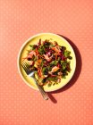 Салат из свеклы и копченой форели — стоковое фото