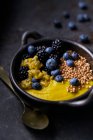 Сніданок з пюре Авокадо Манго, фруктами пристрасті, смаженою гречкою — стокове фото