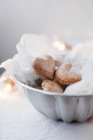 Pierniczki, biscotti tradizionali polacchi speziati in un fascio di latta vintage foderato con carta da forno — Foto stock