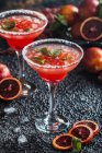 Blutorange Margarita Cocktail mit Minze und roter Orange im salzumrandeten Cocktailglas mit Tequila, Sirup und Crushed Ice — Stockfoto