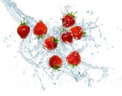 Strawberries making a splash — Stock Photo