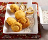 Pão, cogumelos fritos crocantes com um mergulho vegetal feito de maionese e iogurte — Fotografia de Stock