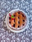 Linzertorte, Nuss- und Marmeladenkuchen mit roten Johannisbeeren — Stockfoto