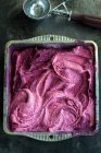 Домашнє вишневе йогуртове морозиво в квадратній бляшанці — стокове фото