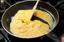 Préparation des œufs brouillés dans une casserole — Photo de stock