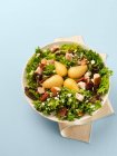 Dinde, salade de poires et pacanes, vue sur le dessus — Photo de stock