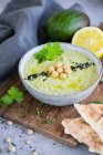 Hummus di avocado con ceci, semi di sesamo nero e prezzemolo — Foto stock