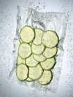 Zucchini-Scheiben in einem Sous-Vide-Beutel — Stockfoto