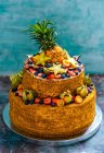 Дворівневий фруктовий торт — стокове фото
