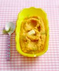 Porridge pour bébé aux carottes, fenouil et beurre — Photo de stock
