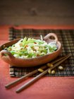 Ensalada de col china con fideos y cacahuetes Mie (Asia) - foto de stock