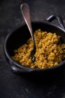 Weiße gekochte Quinoa mit Löffel — Stockfoto