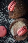 Macaroons rosa com flocos de coco em conchas — Fotografia de Stock