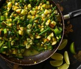 Remover las verduras fritas con judías verdes, maíz y calabacín - foto de stock