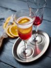 Champagner-Cocktails mit Campari in Gläsern auf Metalltablett — Stockfoto