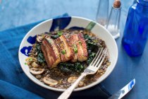 Pancia di maiale su lenticchie con funghi e cavolo — Foto stock