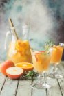 Bevanda estiva rinfrescante punch con frutta in bicchieri e brocca — Foto stock