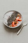 Соковита миска з ягодами та насінням чіа — стокове фото