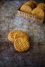Erdnussbutter-Kekse auf rustikaler Oberfläche und in Karton — Stockfoto