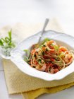 Spaghettis aux crevettes, oignons de printemps, ail et chili — Photo de stock