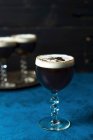 Close-up shot of Coffee schnapps with cream - foto de stock