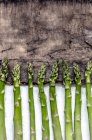 Una fila de lanzas de espárragos verdes - foto de stock