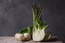 Rábano branco de legumes, espargos verdes, funcho na mesa — Fotografia de Stock