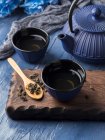 Green tea in blue cups with blue cast iron tea pot — Stock Photo