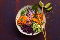 Bouddha Bol aux carottes, courgettes, chou rouge et porc — Photo de stock