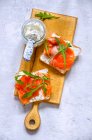 Toast con crema di formaggio e salmone affumicato — Foto stock