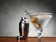 Un cocktail martini alle olive — Foto stock