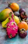 Frutas frescas del mangostán sobre fondo de madera - foto de stock