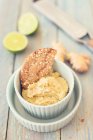 Hummus au gingembre avec citron vert servi avec du pain croustillant — Photo de stock