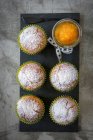 Primer plano de muffins de marmelada naranja - foto de stock