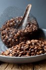 Francês assado grãos de café inteiros — Fotografia de Stock