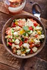 Ensalada de quinua y mozzarella fresca - foto de stock