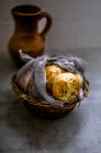 Хлібні булочки в хлібному кошику — стокове фото