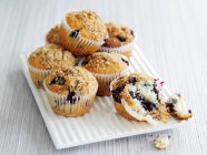 Muffins aux myrtilles sur fond blanc — Photo de stock