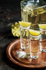 Tequila messicana in oro con lime e sale — Foto stock