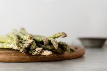 Asparagi freschi su un tagliere di legno — Foto stock