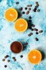 Mitades de naranjas con chispas de chocolate y cacao en polvo - foto de stock
