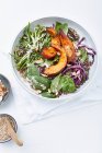 Quinoa bowl with pumpkin, spinach and red cabbage — Stock Photo