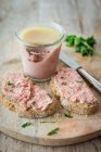 Homemade raw minced pork and onion spread on bread and in a glass — Stock Photo