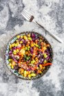 Salada de quinoa colorida com tomate, milho doce, edamame, repolho vermelho, grão de bico torrado e cenoura — Fotografia de Stock